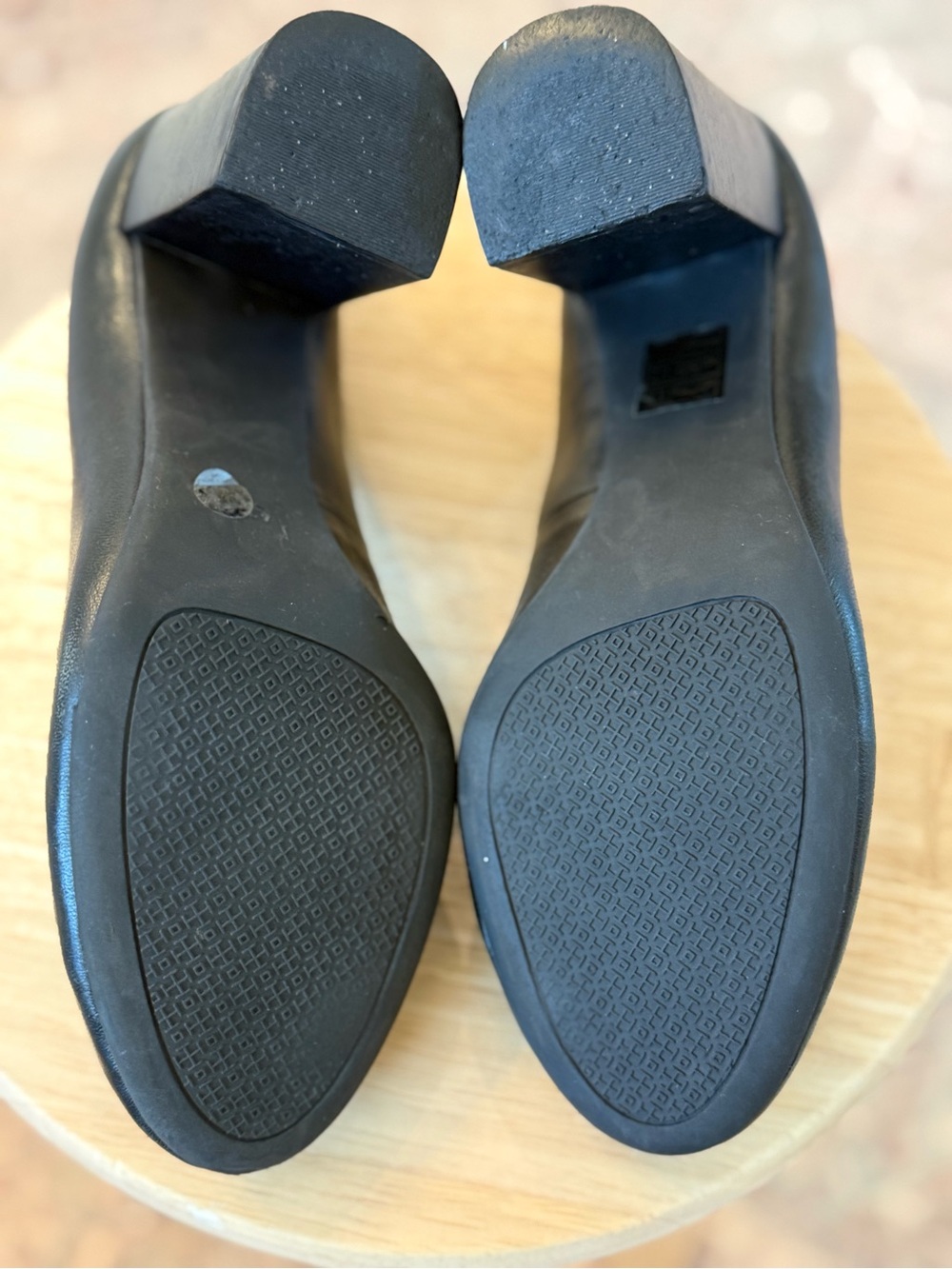 Tory Burch Black Leather Logo Round-Toe Pumps - Picture 5 of 5